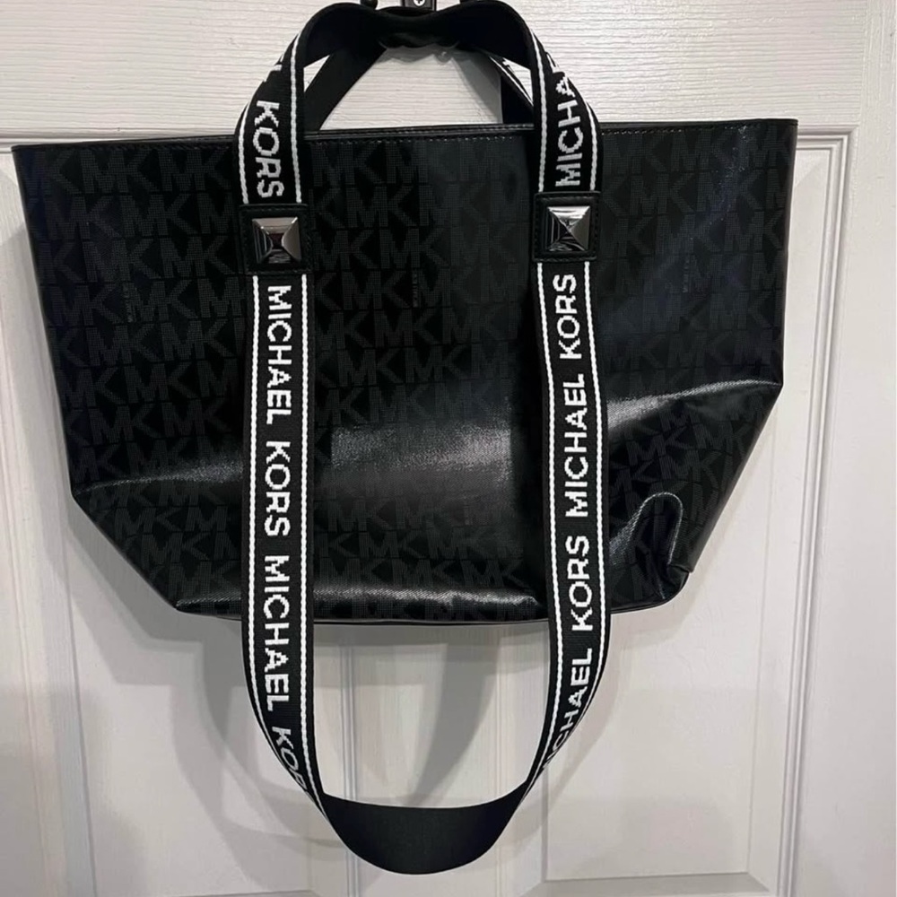 Michael Kors Black Tote Bag Sleek Modern Design